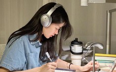 Nửa đêm, tôi chết lặng khi thấy con gái ngồi cười lớn rồi lại ôm mặt khóc nức nở trong phòng ngủ