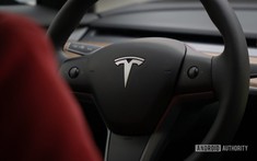 Elon Musk: Tesla sẽ sản xuất điện thoại nếu Apple và Google "chơi xấu"