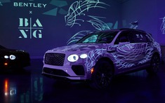 Chiếc Bentley Bentayga này được dán họa tiết cực cầu kỳ nhưng muốn xem được phải dùng loại ánh sáng đặc biệt