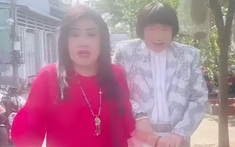 NSND Minh Vương rất yếu, đi lại khó khăn, phải bám hai tay vào NSND Lệ Thủy