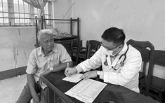 Bệnh viện Lê Văn Thịnh: Khám bệnh, cấp thuốc miễn phí và tặng quà cho 450 người nghèo xã Biển Bạch, Thới Bình, Cà Mau