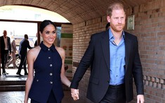 Vợ chồng Harry và Meghan thực hiện chuyến thăm quốc tế mới, xuất hiện tay trong tay với nụ cười rạng rỡ