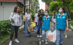 Ca sĩ Thu Phượng cùng ê kíp "Ngàn điều ước" tặng quà cho bệnh nhi ung thư