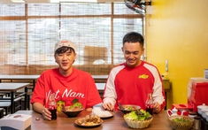 Team Khói Lửa đổ bộ trong tập đầu của Du Hí Quán Đỉnh Foodmarks: Trải nghiệm những món ăn được react bùng nổ nhất