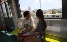 Ngày đầu đi thử metro Nhổn, hàng loạt bạn trẻ Hà Nội ra quyết định: "Cất xe riêng, đi tàu điện!"