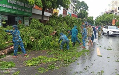 Cán bộ chiến sỹ đoàn Phòng không 361 phối hợp với địa phương tích cực khắc phục hậu quả cơn bão  số 3