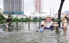 Hà Nội: Đường trong đô thị Văn Quán trở thành sông, nhiều bạn trẻ tranh thủ chụp ảnh, bơi thuyền