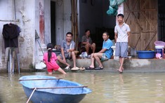 "Rốn lũ" Chương Mỹ chạy ngập: Người dân dùng thuyền đi lại, hết lần ngập này lại đến đợt lụt khác nối nhau