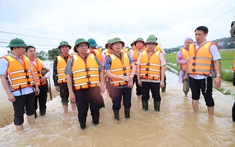 Thủ tướng chỉ đạo bảo đảm an toàn đê điều, hồ đập; triển khai phương tiện, kể cả trực thăng, hỗ trợ người dân