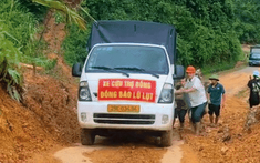 Nín thở dõi theo hành trình vượt bùn lầy, trèo đèo lội suối của đoàn xe cứu trợ tiến vào vùng lũ