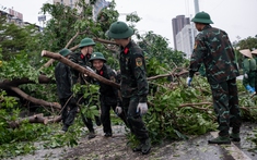 Những giờ phút vất vả ngay khi bão Yagi quét qua: Khẩn trương dọn dẹp, cứu hộ, giải phóng giao thông cho người dân Thủ đô