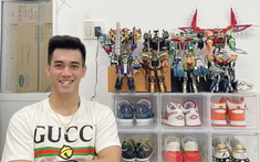 Không chỉ có bộ sưu tập mô hình tiền tỷ, Tiến Linh còn là dân chơi hàng hiệu đích thực khiến đồng đội phải thốt lên: "Nhiều mùi tiền trên người quá!"