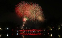 Hà Nội rực rỡ pháo hoa đón chào Xuân mới