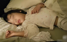 Bé gái 6 tuổi ngủ một mình trên chiếc giường 2 mét, nhưng lúc nào cũng kêu "chật chội", người mẹ bật khóc khi kiểm tra camera giám sát!