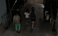 Cha đưa con tới chơi nhà bạn rồi không bao giờ quay lại đón, lý do được tiết lộ khiến nhiều người rơi nước mắt!