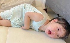 Trẻ ăn vạ là chuyện thường nhưng sẽ khó xử khi ở nơi công cộng, bố mẹ nên làm gì khi con nổi cơn giữa chốn đông người?