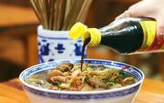 Người đàn ông ăn gì cũng cho giấm, 6 tháng sau đi khám, bác sĩ ngay lập tức hỏi: "Ông đã làm gì?"