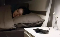 Vì sao không nên đặt điện thoại cạnh giường?