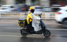 Nam shipper 37 tuổi phát hiện nhiễm HIV, nghẹn ngào: “Chỉ vì lúc đó sơ ý…”