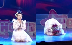 Nữ NSƯT 48 tuổi bật khóc quỳ lạy, cúi dập đầu