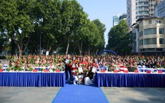 Dàn nghệ sĩ dậy sớm tham dự lễ trồng cây “Thành phố nở hoa” ở Hà Nội