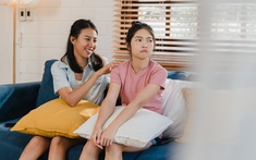 Thu nhập 50 triệu/tháng nhưng chị dâu chỉ gửi cho bố mẹ tôi 2 triệu, khi tôi góp ý, chị liền nhếch môi cười nhạt