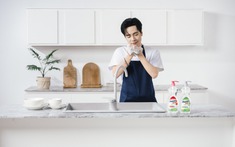 Quang Hùng MasterD khiến fan thích thú khi rửa chén, lau nhà, xung phong trở thành “trai đảm trăm điểm”