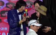 Nam NSND 75 tuổi đang hát, một Việt kiều Mỹ chạy lên tặng tiền