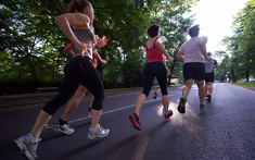 Chạy bộ 30 phút hay đi bộ 60 phút tốt hơn? Câu trả lời có chút bất ngờ