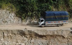 Khẩn cấp khắc phục sạt lở tuyến đường nối QL32 với cao tốc Nội Bài - Lào Cai