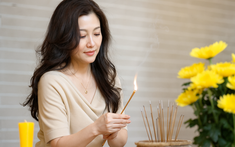 3 khung giờ nên kiêng thắp hương