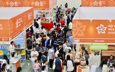 Đông đảo người dân đổ về Hội chợ mùa Thu ngày đầu mở cửa