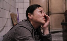 Người phụ nữ nuôi em gái thành luật sư, cho tiền mua nhà, cưới chồng, đến khi bệnh nặng xin ở nhờ, em đáp: "Nhà em đang có khách"