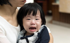 Bé gái 4 tuổi về nhà kể: "Có người đi theo con", mẹ lén theo dõi, phát hiện sự thật thì bật khóc nức nở