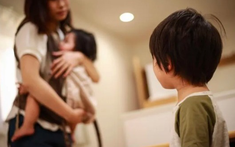 Con gái từ chối giúp bố mẹ túng quẫn vì họ đã tiêu hết tiền cho em gái – Dân mạng vỗ tay tán thưởng