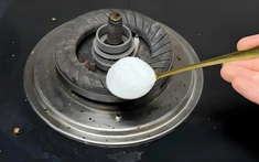 Tại sao nên rắc muối lên bếp gas?