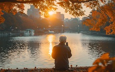 Lương hưu cao nên tháng nào bố tôi cũng đi du lịch, chồng tôi càu nhàu thì ông nói: “Cả đời bố đi làm, giờ bố muốn hưởng chút tự do”