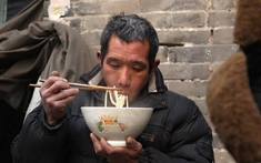 Bác sĩ Trung Quốc khuyên khi ăn làm 1 việc, người Việt đã quen làm từ nhỏ