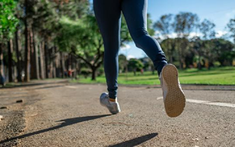 Chạy bộ buổi sáng hay buổi tối tốt hơn?