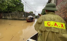 Đoàn thanh niên Công an xã Trung Giã khẩn trương hỗ trợ người dân di chuyển tài sản trước diễn biến phức tạp của bão số 11