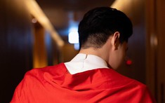 Nam ca sĩ Vbiz sống cô đơn trong căn biệt thự 30 tỷ, 36 tuổi có đủ tiền tài danh tiếng chỉ thiếu mỗi điều này