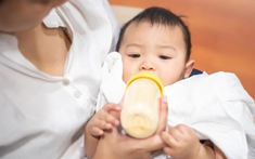 Hiểu đúng về sữa cao năng lượng và phân biệt với sữa công thức calo cao dành cho trẻ thiếu cân, suy dinh dưỡng