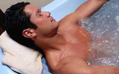 Người đàn ông 51 tuổi đột quỵ khi đang tắm, bác sĩ cảnh báo 3 thói quen tắm "chết người"