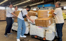 Những kiện hàng nhu yếu phẩm, thuốc men hỗ trợ vùng lũ đầu tiên trên chuyến bay của Vietnam Airlines đã đến Huế