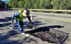 Khôi phục giao thông qua miền Trung sau bão số 13