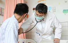 Nam sinh 18 tuổi mắc ung thư đại tràng vì món ăn vặt quen thuộc trước cổng trường