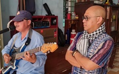 Nam nghệ sĩ mù đi bán vé số bị cướp giật, được trùm Điền Quân Color Man giúp đỡ