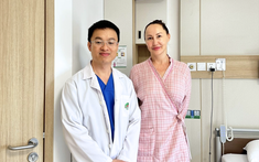 Người phụ nữ Ukraine vượt ngàn Km điều trị són tiểu tại BVĐK Hồng Ngọc