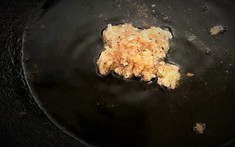 Tại sao nên cho cơm nguội vào dầu đã chiên?