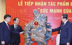 Chủ tịch Quốc hội dự Lễ tiếp nhận tác phẩm điêu khắc ánh sáng 'Sức mạnh của lòng dân'